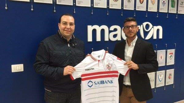 بالصورة.. مدير التسويق بالزمالك يحتفل بـ «التي شيرت» الجديد بطريقته الخاصة