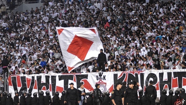 عاجل.. «الوايت نايتس» يفاجيء الأمن بالتواجد أمام «بتروسبورت»