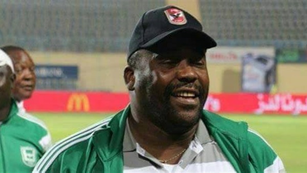«رئيس دوالا» يرتدي كاب «الأهلي» أمام الزمالك