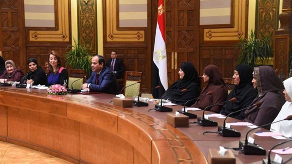 لقاء السيسي بالأمهات المثاليات يتصدر عناوين الصحف