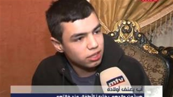 بالفيديو.. رجل يعذب أولاده بطريقة وحشية انتقامًا من زوجته