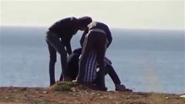 بالفيديو.. شاب وصديقته يتعرضون للسرقة على الشاطئ