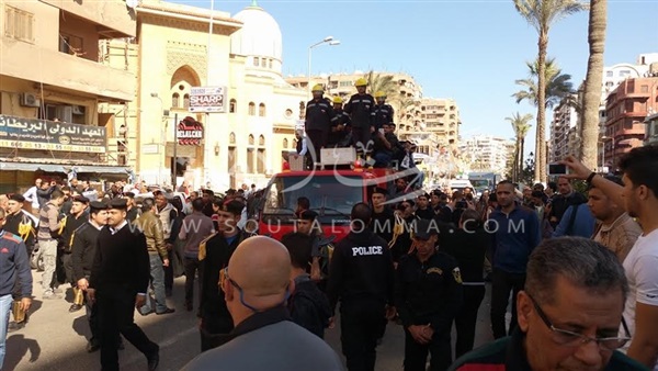 بالصور.. محافظ بورسعيد يتقدم الجنازة العسكرية لشهيد الواجب الوطني