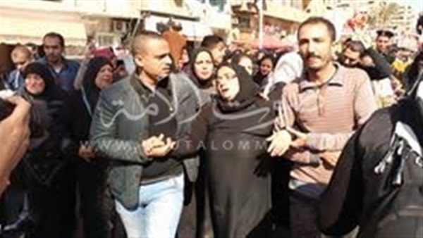بالصور.. إنهيار والدة شهيد بورسعيد فى تشييع جنازة نجلها 