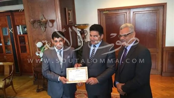 بالصور.. وزير الري يكرم مدير هندسة ري سنورس بالفيوم 