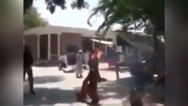 بالفيديو.. إشتعال النيران برجل بسبب بطارية هاتفه 