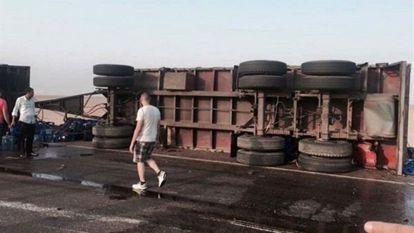 انقلاب سيارة محملة بـ «مية النار» بطريق بلبيس- أبوحماد الزراعى 