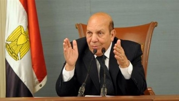 وزير التنمية المحلية يصل مكتبه مبكرًا ويجتمع بمعاونيه  