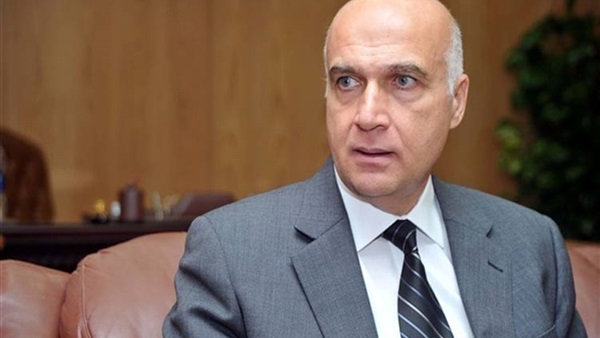 وزير السياحة يتابع سير العمل من داخل مكتبه بالوزارة  