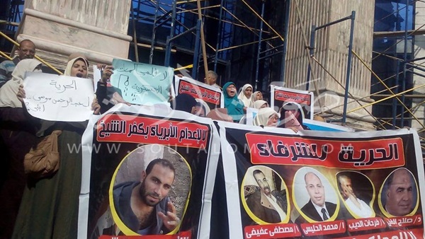 بالصور.. أمهات المحبوسين بـ«العقرب» يطالبون بالإفراج عن ذويهم أمام «الصحفيين»