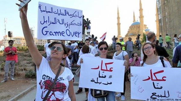 نشطاء لبنانيون يعتصمون أمام مقر شركة جمع النفايات