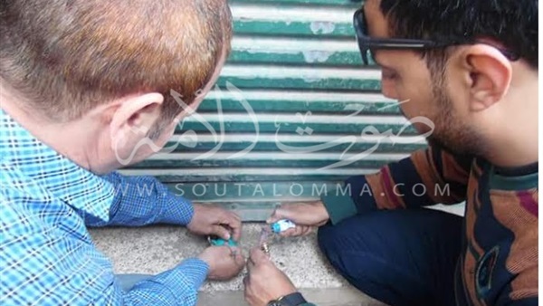 بالصور.. غلق محال المواد الغذائية وتشميعه بالشمع الأحمر بقويسنا