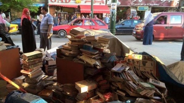 "النمنم" يتصل بمحافظ الإسكندرية للوقوف على أسباب إزالة أكشاك الكتب  