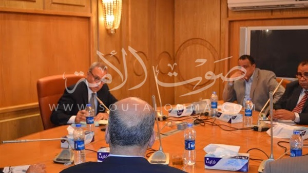 بالصور.. محافظ قنا يجتمع بمجلس الصحة الإقليمي