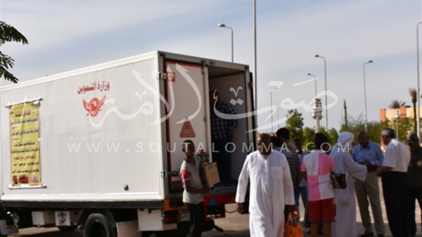 بالفيديو والصور.. ضخ سلع استهلاكية بسيارات متنقلة فى أسوان