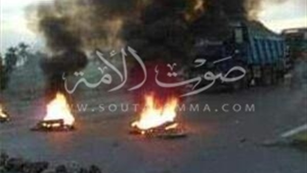 بالصور..أهالي «أشروبة» يقطعون طريق «بنى مزار»