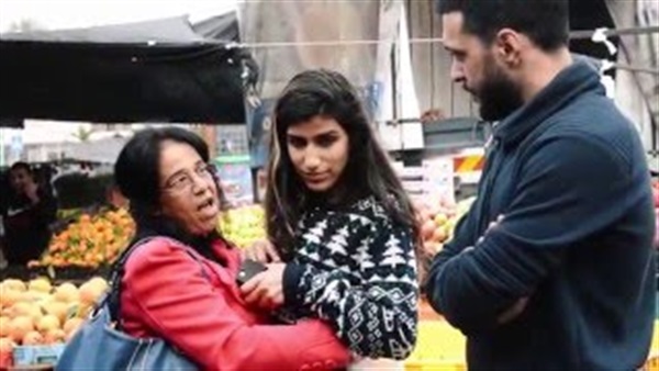 بالفيديو.. غضب المارة شاب ضرب خطيبته في الشارع