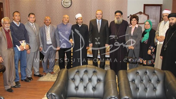  بالصور.. محافظ بني سويف يلتقي أسرة «بيت العائلة»