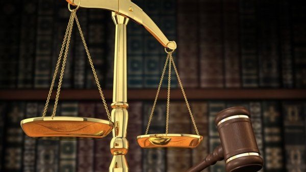 فرنسا تفتح تحقيق فى واقعة اعتداء شرطي على متظاهر