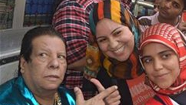 بالصور.. شعبان عبد الرحيم يتسبب فى حدوث أزمة بشوارع وسط القاهرة  