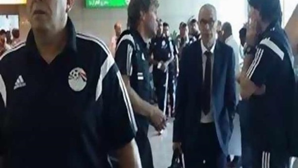 كبير المضيفين فى مصر للطيران يشيد ببعثة منتخب مصر 