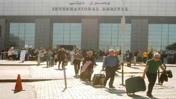 مطار الغردقة يستقبل 175 سائحا بلجيكيا بالورود