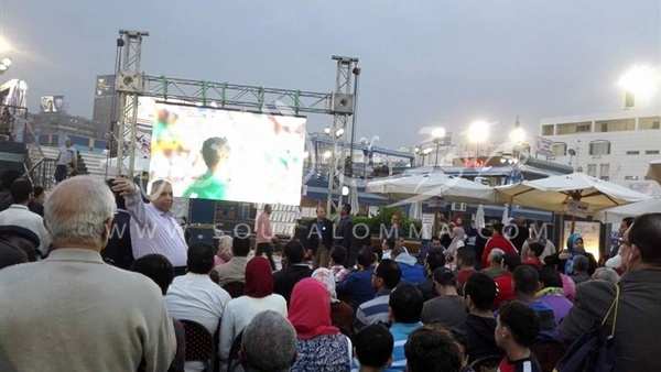 بالصور.. اعضاء «عمومية الزمالك» يتابعون منتخب مصر بهذه الطريقة