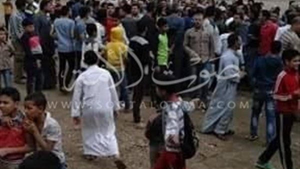 بالصور.. أهالى «شلقان» يحتجون على تحويل أرض مركز الشباب لأكشاك 