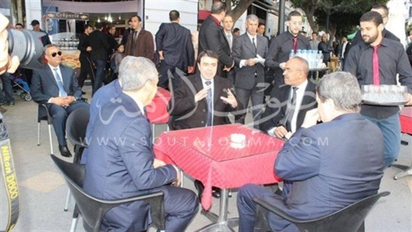بالصور.. وزير داخلية تونس ونظيره الجزائري يلتقيان بمقهى شعبي