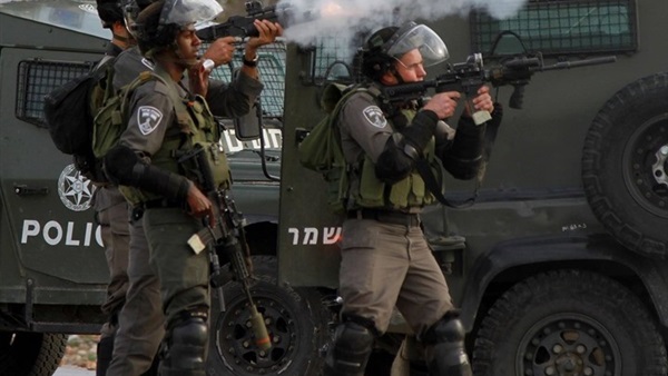 قوات الاحتلال تصيب عشرات الفلسطينيين في مظاهرة تندد بالإرهاب