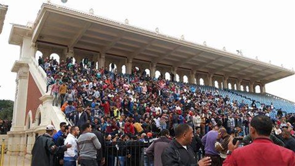 عاجل.. الجماهير تقتحم استاد الاسكندرية 