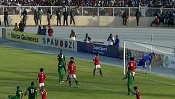 «ذا صن»: الزحام الجماهيري في مباراة نيجيريا ومصر عرض الآلاف للخطر 