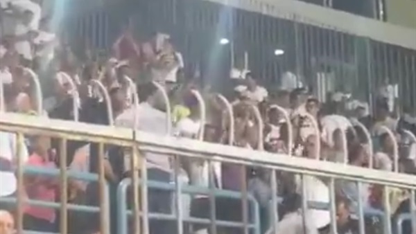 بالفيديو.. جمهور الزمالك يشعل مدرجات ملعب بتروسبورت 