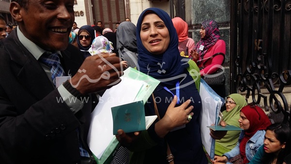 بالصور.. «الماجستير والدكتوراه» يرفعون جواز سفرهم أمام «النواب» للهجرة