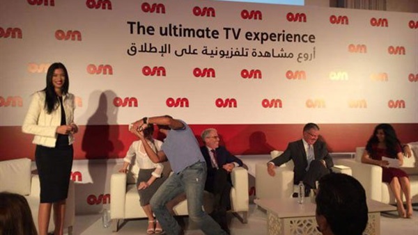 بالصور.. باسم يوسف يلتقط سيلفى مع ميسى ويليامز فى مؤتمر «OSN»  