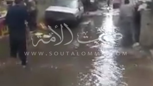 بالفيديو.. غرق شوارع بولاق الدكرور بسبب كسر ماسورة مياه