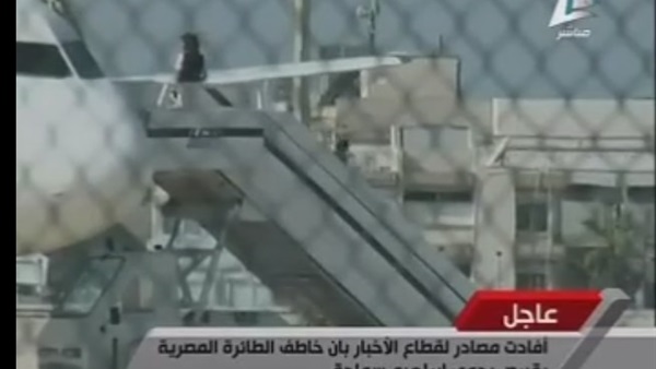 بالفيديو.. لحظة الإفراج عن ركاب طائرة «مصر للطيران» المخطوفة