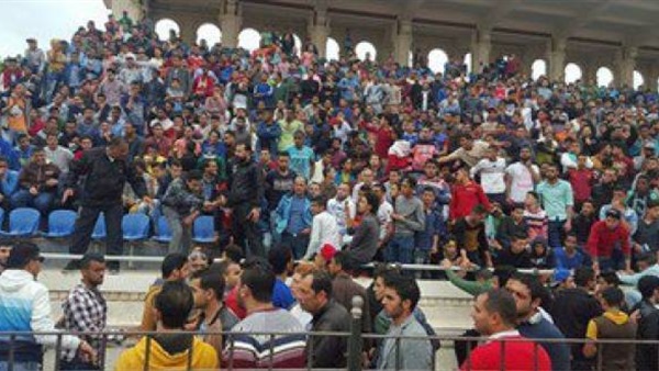 بالصور.. شعارات الأهلى و الزمالك غائبة فى مباراة المنتخب ونيجيريا 