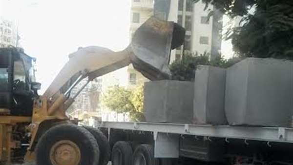 بدء تركيب الحواجز الخرسانية  لفتح الشوارع المغلقة بالفيوم 
