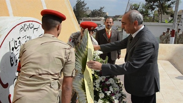 بالصور..محافظ كفر الشيخ يضع الزهور  على النصب التذكاري احتفالا بأكتوبر 
