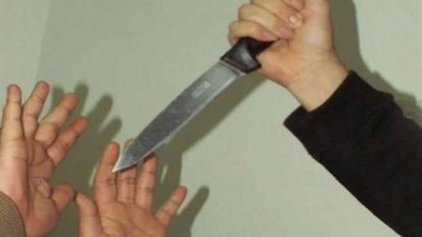 «أم» تشق بطن رضيعها بسكينة  