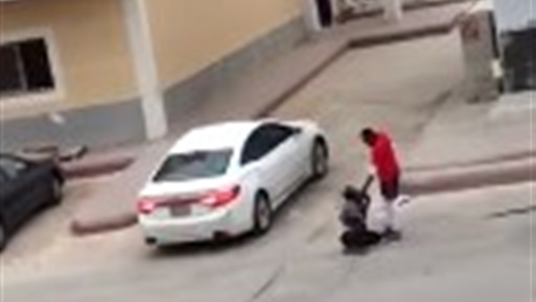 بالفيديو.. رجل يسحل عامل في شوارع الرياض