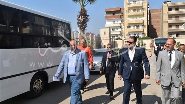 محافظ الفيوم يتفقد أتوبيسات جديدة للرحلات السياحية المدعمة