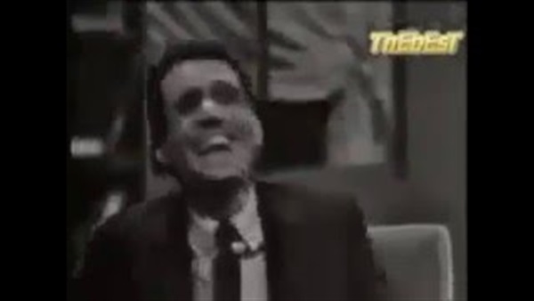 بالفيديو.. لقطات طريفة نادرة للعندليب أثناء استضافته في أحد البرامج 