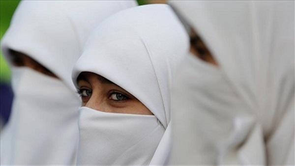 وزيرة تصف المحجبات بـ«العبيد» 