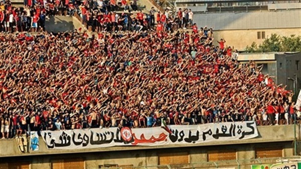 بالصورة..جماهير الأهلى تحتشد فى ملعب السويس  