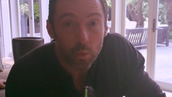 هيو جاكمان يشارك جمهوره  الاحتفال بعيد ميلاده الـ47  