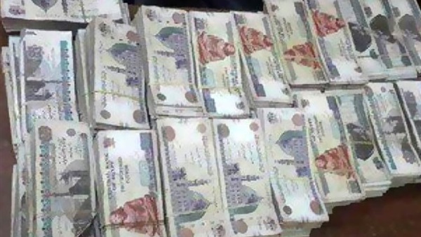 ضبط راكب حاول تهريب 74 ألف جنيه بمطار القاهرة 