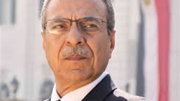   اليوم محافظ المنيا يضح إكيللًا من الزهور على نصيب التذكارى للشهيد   