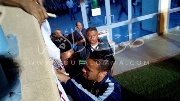 بالصور.. «حازم إمام والعندليب» يوقعون على «تي شيرت» الزمالك
